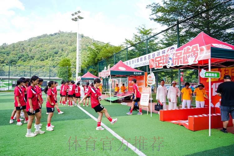 足球少年球技展演 体博会足协展台精彩继续